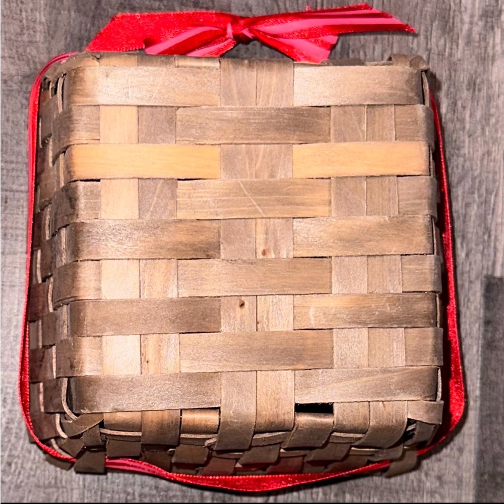 π Small Square Wicker Basket With Ribbon - Picture 4 of 5